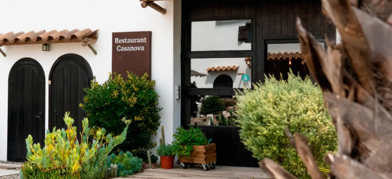 Entrada del restaurante Casanova en masía rural del Penedès