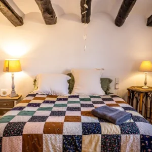 Suite en masía rural del Penedès con habitación amplia y estilo tradicional