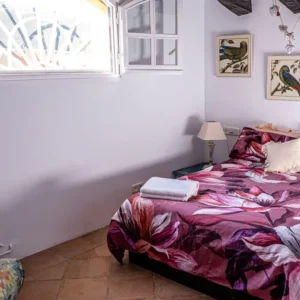 Suite en casa rural del Penedès con cama doble y decoración acogedora