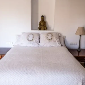 Habitación doble en masía rural del Penedès con cama y decoración rústica
