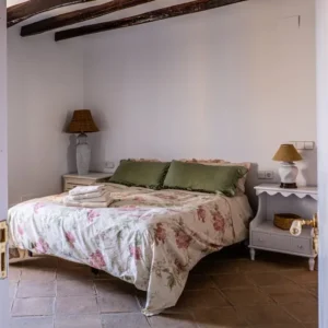 Habitación triple en masía del Penedès ideal para retiros y estancias rurales